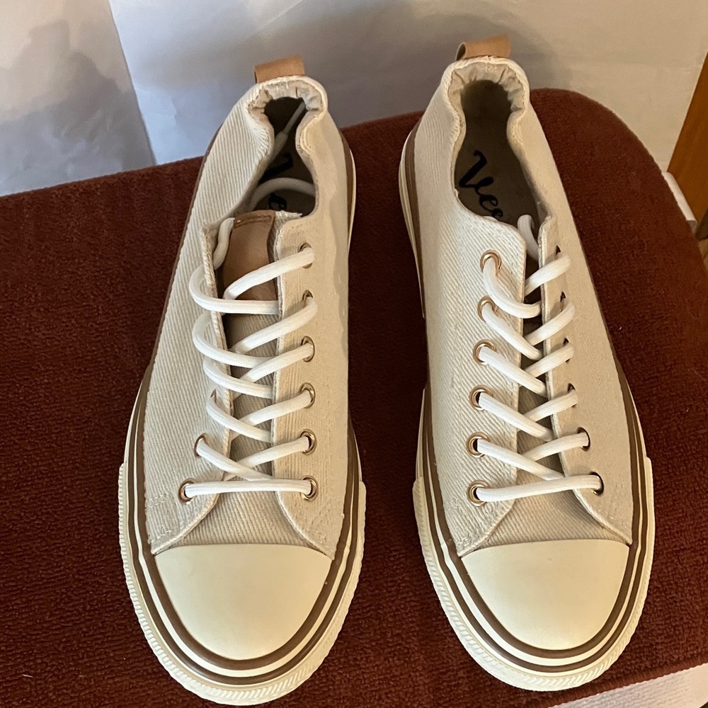 Very G Driana Womens Sz 10 Lace up Canvas Sneakers Beige & Brown Brand New